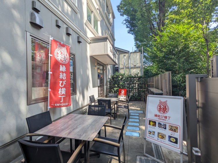 建物の裏にはテラス席も。川越熊野神社の境内に接していて、そのまま抜けることもできる。