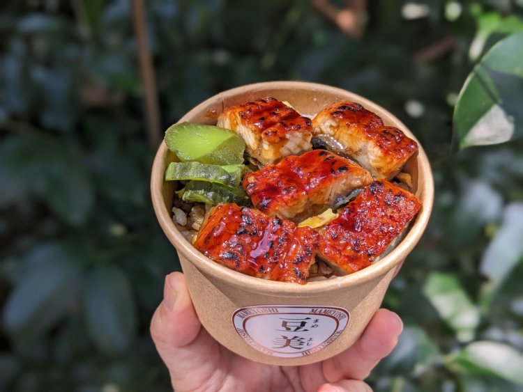 うな玉カップ880円。うなぎの下には錦糸卵が敷き詰められている。