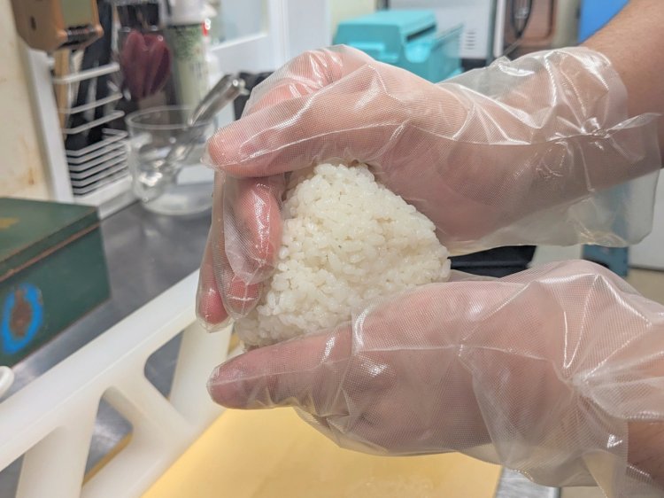 店の奥のキッチンで一つひとつ丁寧におにぎりを握っている。