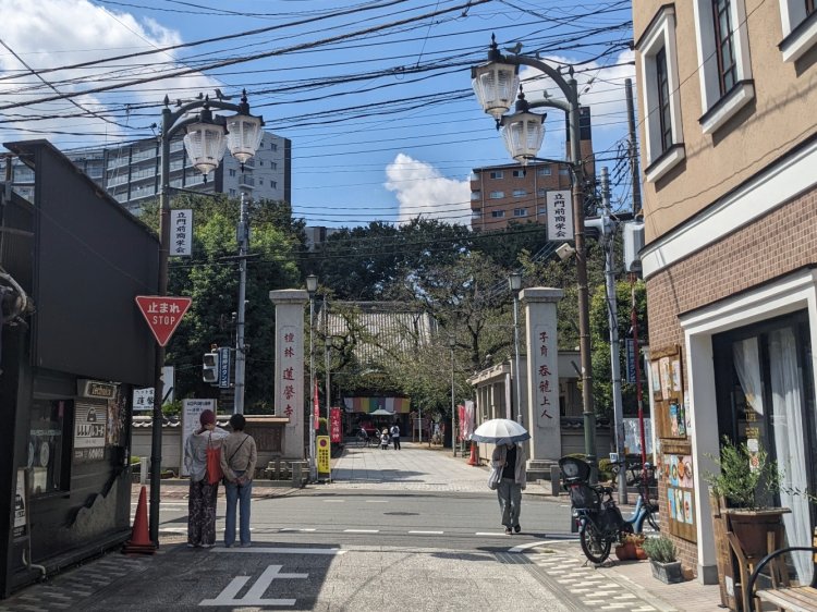 立門前通りから蓮馨寺を眺める。蓮馨寺は室町時代に創建された歴史ある寺。