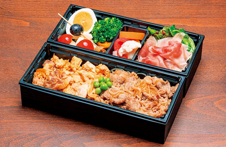 前菜6種＆「比内地鶏親子丼」ハーフ＆「錦牛焼肉丼」ハーフ（秋田駅で受け取り）。