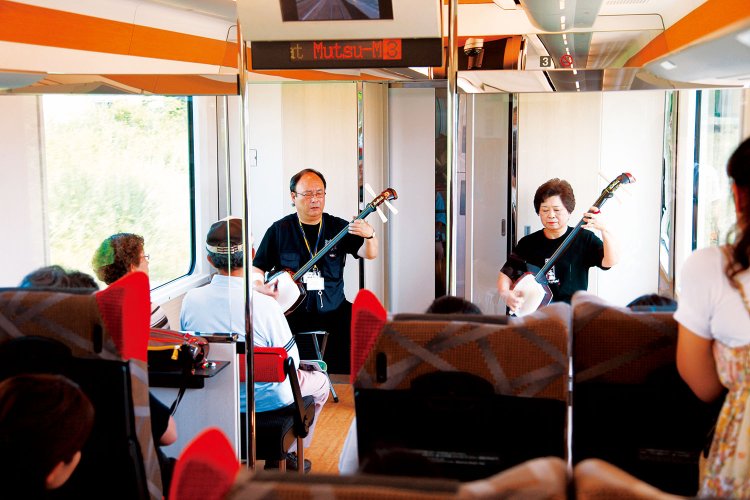 体に響くような津軽三味線の生演奏は大迫力！（イベントの開催日は要確認）。 