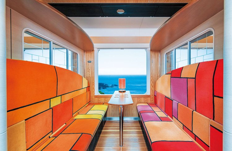 「橅」編成の2号車は4人掛けボックス席。青森県の工芸品・ブナコのランプが備わり内装もおしゃれ。