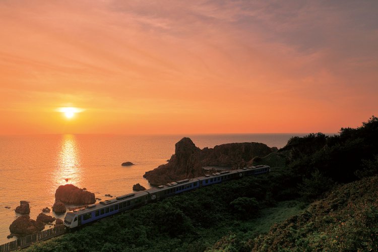  日本海に映る夕日、刻々と変わる空の色に目が離せなくなる（写真＝レイルマンフォトオフィス）。