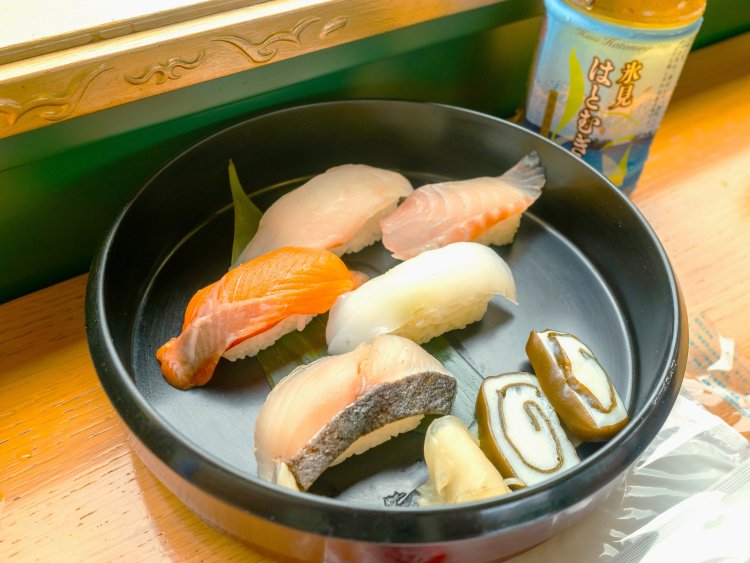 サワラやアオリイカなど地元のネタを使った、ぷち富山湾鮨と富山の逸品セット2500円。