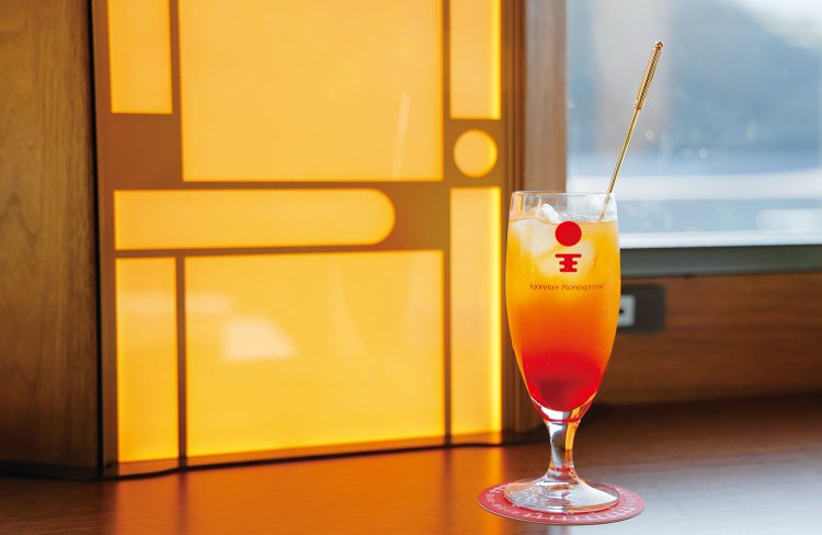 伊予柑リキュールを使用したオリジナルカクテル「黄昏（たそがれ）」もグラスで乾杯。