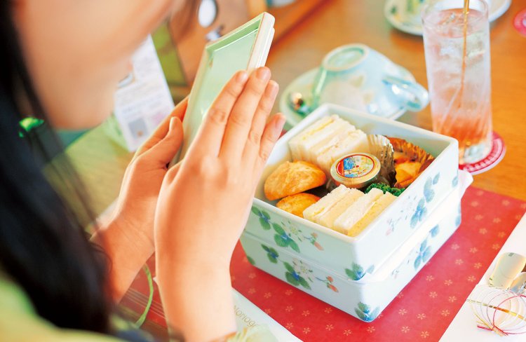 食事は砥部（とべ）焼などこだわりの器で供される。