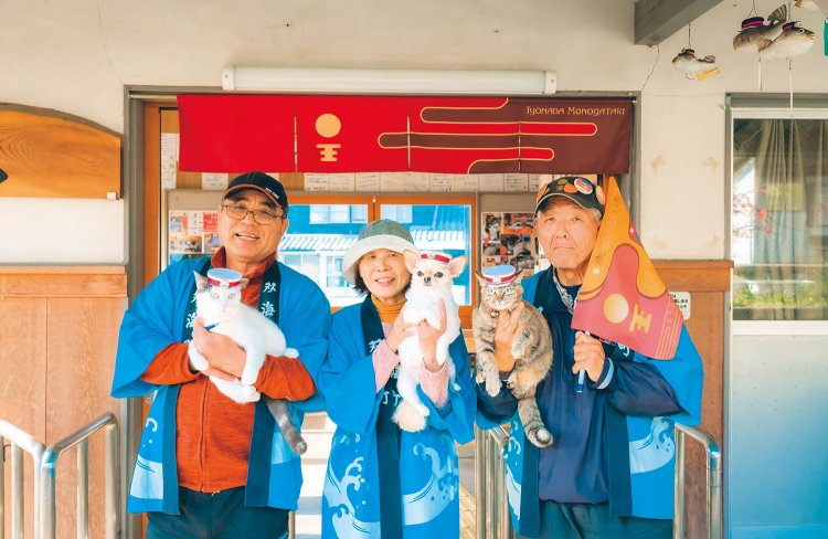 伊予上灘駅ではかわいい“犬猫駅長”がお出迎え。