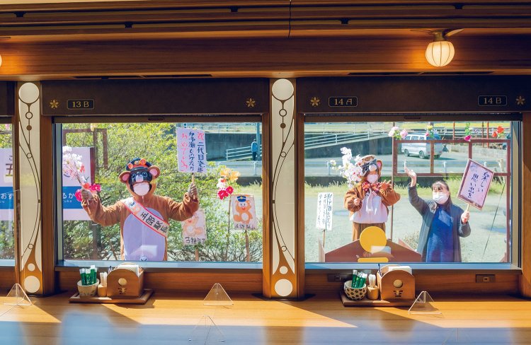 五郎駅では、タヌキが棲みついた逸話から着ぐるみ姿の“たぬき駅長”が。個性的で手作り感あふれるおもてなしにグッとくる。