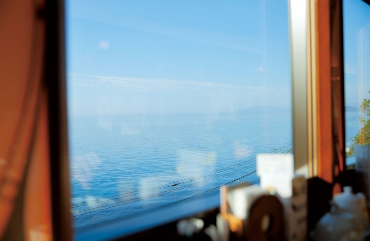 手を伸ばせば届きそうなほど、伊予灘が近くに感じられる。