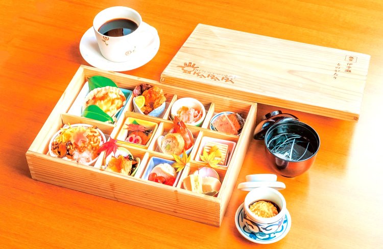 目にも華やかな内子杉の木箱で彩る和杉膳（わさんぜん）5500円は、双海編のメニュー（内容は季節により変動）。