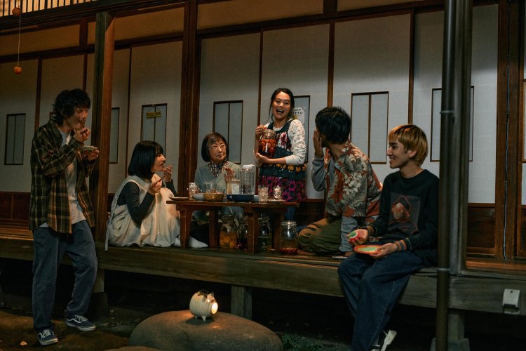 「ココ」の縁側でお酒を飲み、言葉を交わす詩子たち。©2023 BPPS Inc.／toco.