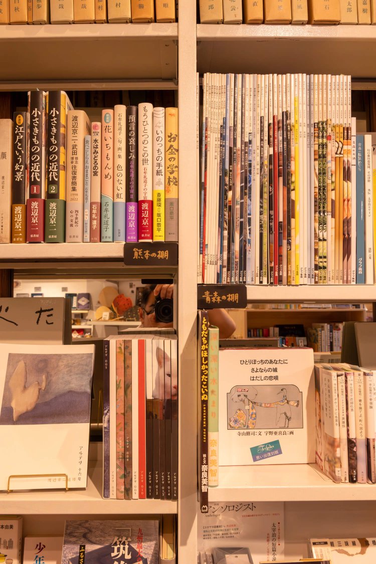 熊本と青森の棚が並ぶ。土地を表す並びだ。