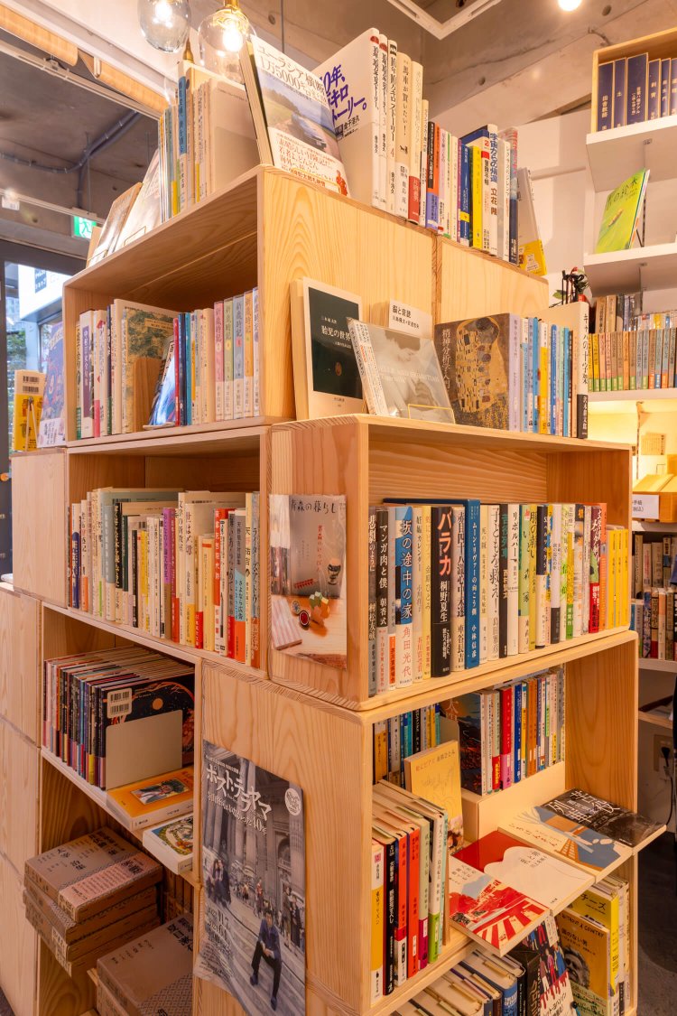 新刊と古書は区別なく並べている。