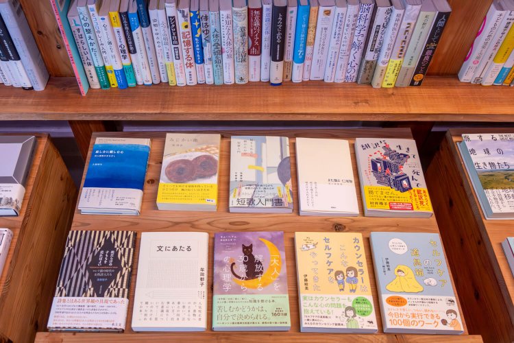 壁沿いの平台は可動式。