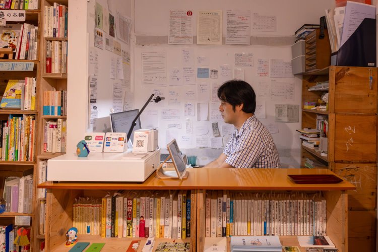 レジの後ろの壁には注文書やメモがぎっしり。