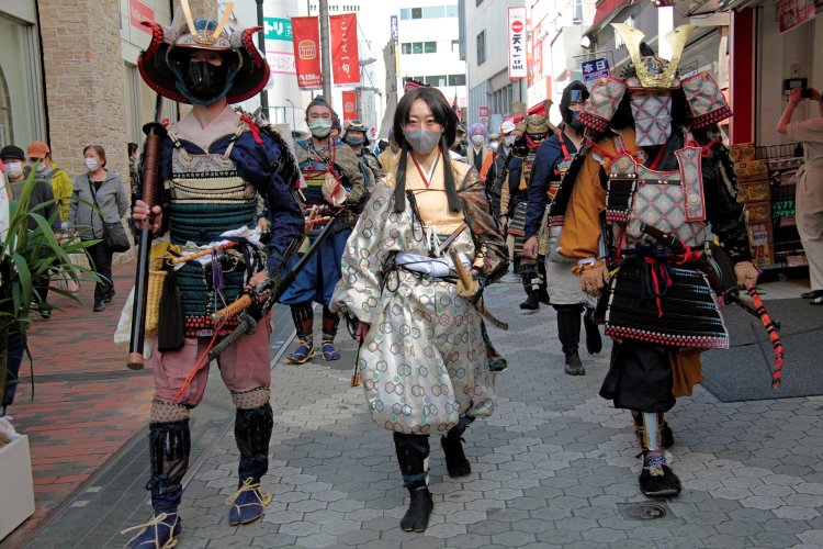 時代行列に続いてコスプレ行列も街を席巻する。