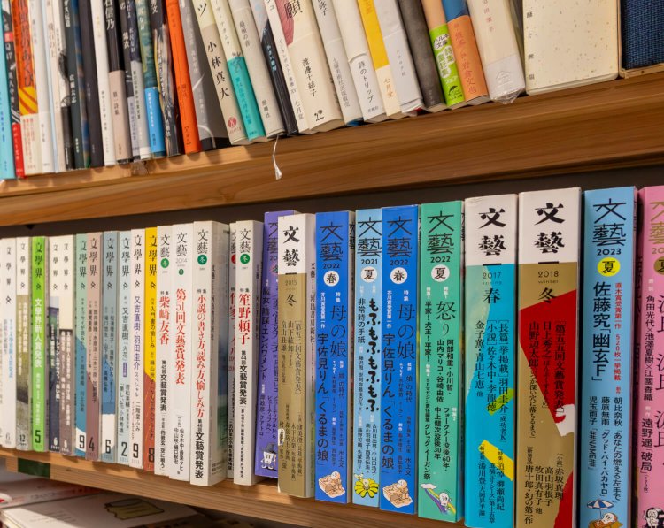 文芸誌のバックナンバーも豊富。