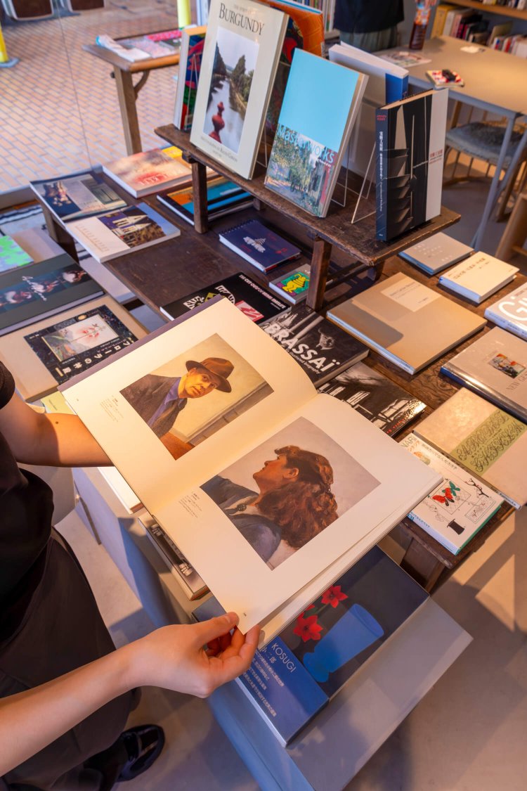 入り口すぐの平台には新入荷。