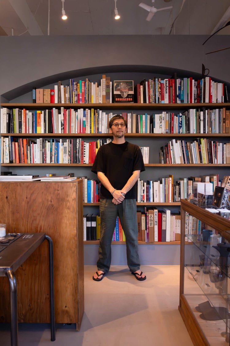 仕切りのない本棚。棚板が弛まない仕様にしている。