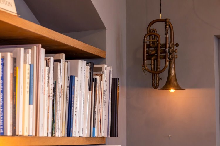 楽器を利用した照明。