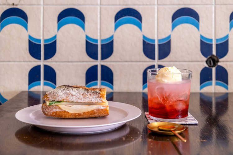 たそがれのクリームソーダ650円、生ハムとチーズのバゲットサンドイッチ600円。