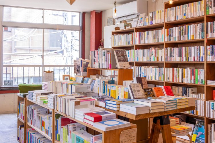 小説、人文、詩歌など幅広い品揃え。