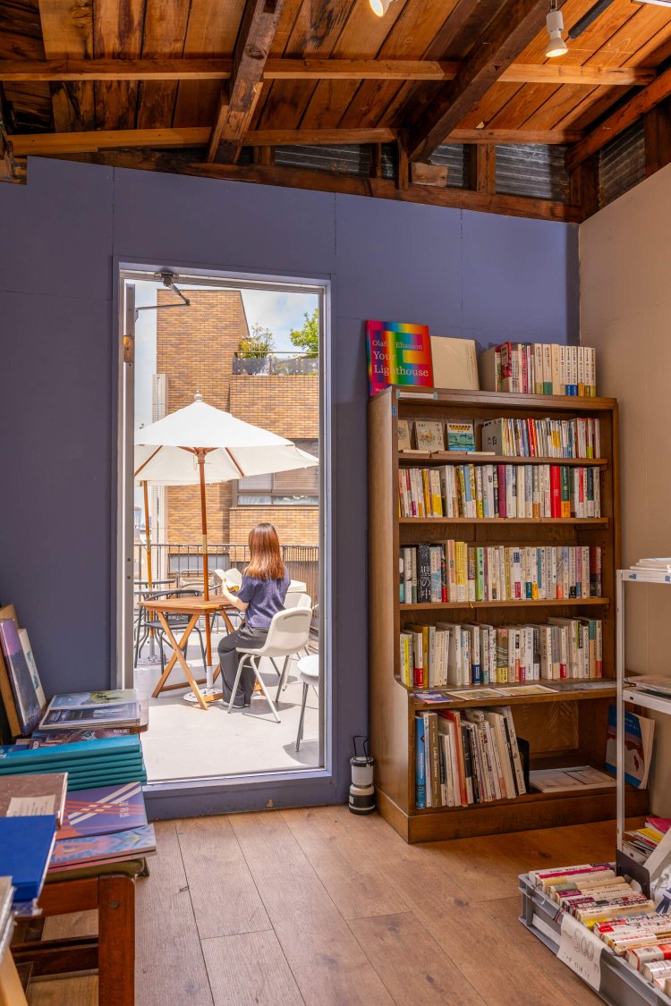 カフェか店内商品を購入したら屋上へ。