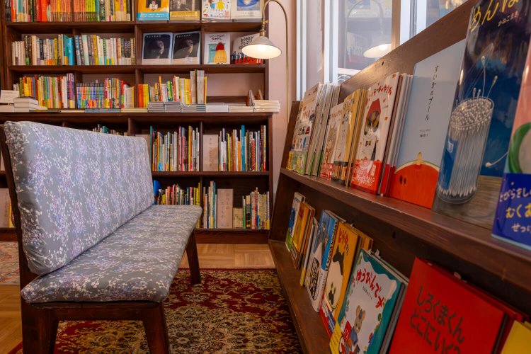 窓に面した子ども用読書席。