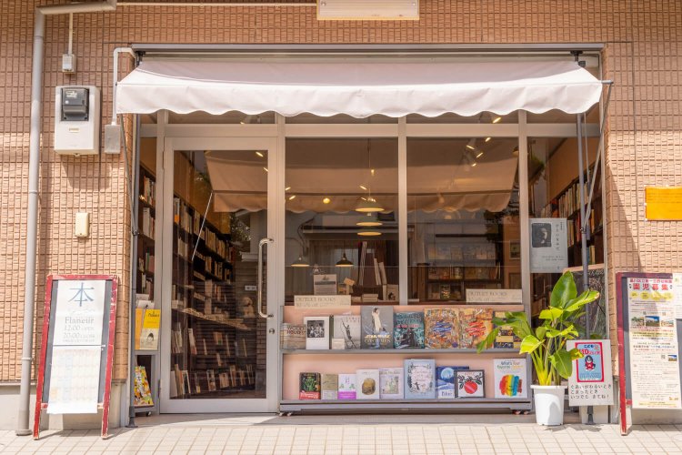 街になじむ外観。