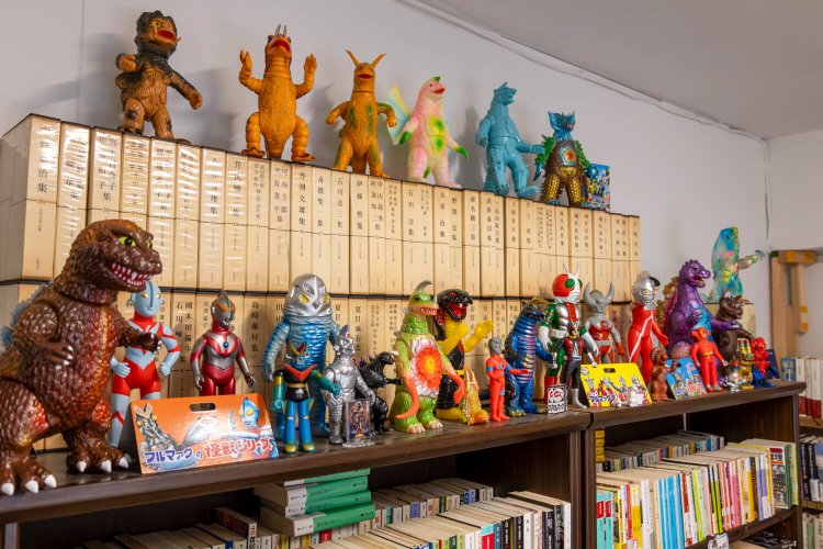 店名の由来は、メカゴジラのソフビを買った日に物件を契約したから。