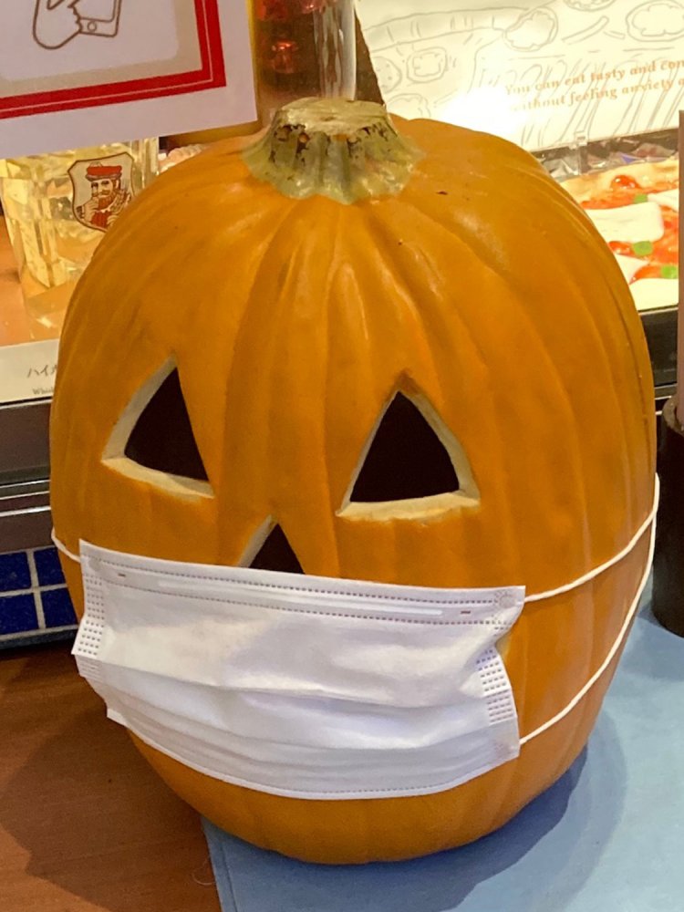 コロナ禍の時には、カボチャもマスクをしていた（東京都・有楽町）。