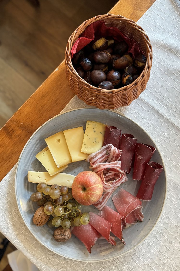 『シャトー・ド・ヴィラ』のレストランで。5種のチーズに3種のドライビーフがセットに。