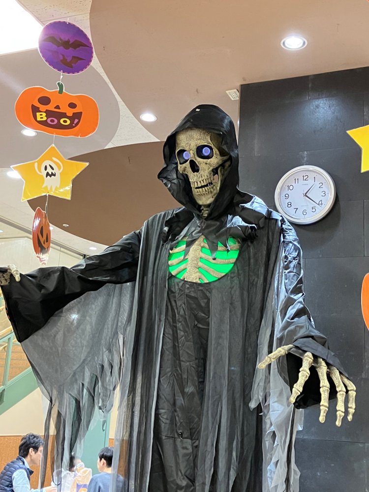 商業施設の休憩所にガイコツ（静岡県・島田）。