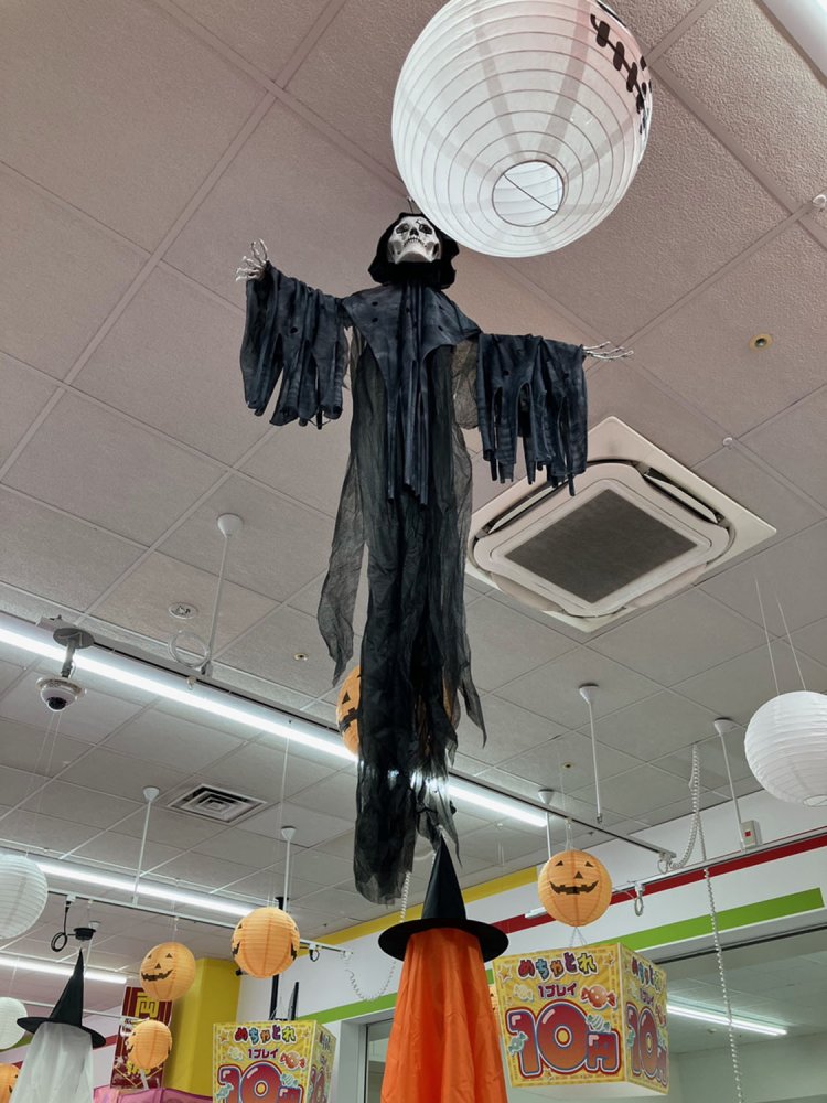 天井にもガイコツ。子供が怖がらないか、心配である（府中）。