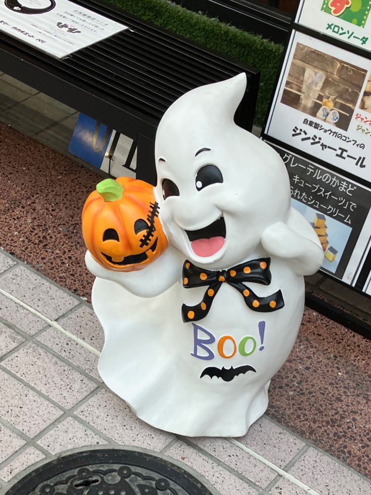かわいらしい小ぶりのオバケ（戸越銀座）。