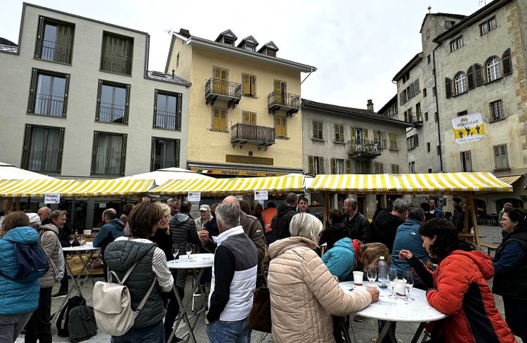 みなさん、飲んでますね～。