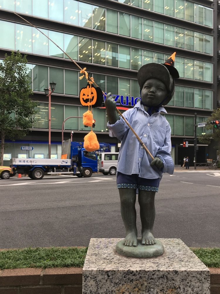 麹町駅近くにある、銅像「夏の思い出」。こちらは定期的に着替えるので、ハロウィンもその一環である（東京都）。