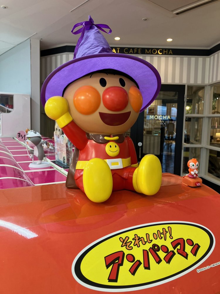 ガチャガチャマシンの上にいるアンパンマン。帽子の色合いがハロウィンぽい（埼玉県・大宮）。