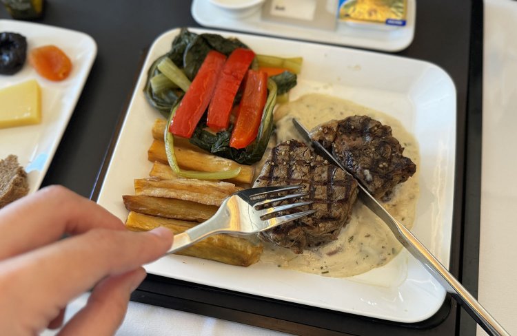 メインは4種から選べる。牛テンダーロインのグリルに。