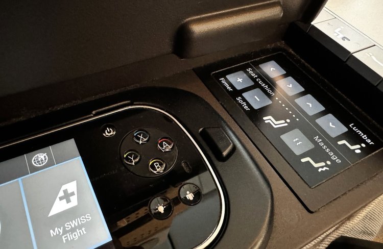 液晶付きのコントローラーの横にはマッサージのボタンも。