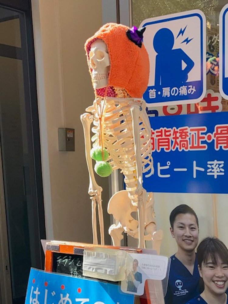 ハロウィン時の特別仕様ではなく、ある意味自前のガイコツである（東京都・神田）。