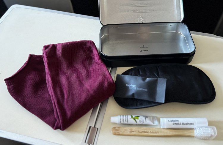 スイスが誇るアーミーナイフのメーカー・ビクトリノックスと共同でデザインしたトラベルキット。黒のかっこいい缶に入っていて、テンションがあがる。