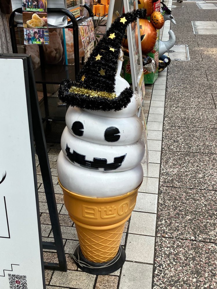 アイデア次第で、店頭の人形があっという間にハロウィン仕様に（戸越銀座）。
