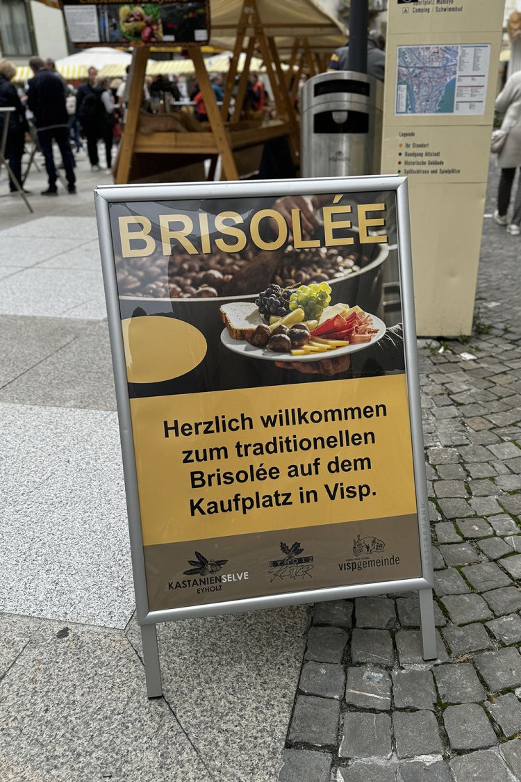 「ブリゾレ」の看板が目印。