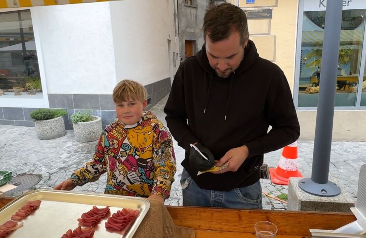ドライビーフのテントで、お父さんのお手伝い。
