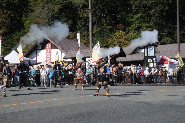 鉄砲隊による勇壮な火縄銃の演武は見応えあり！