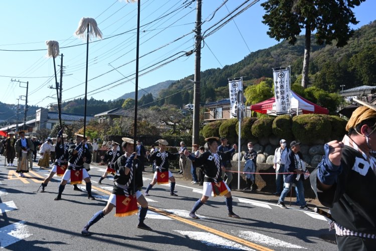 4m近くある毛槍を巧みに操る「奴の舞」が道中繰り広げられる。