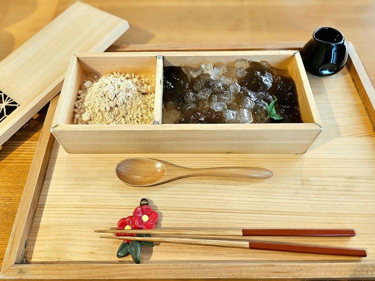 特製本わらび餅1580円。