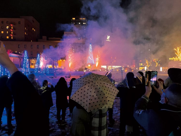 澄みわたった冬の空にイルミネーションが映える。